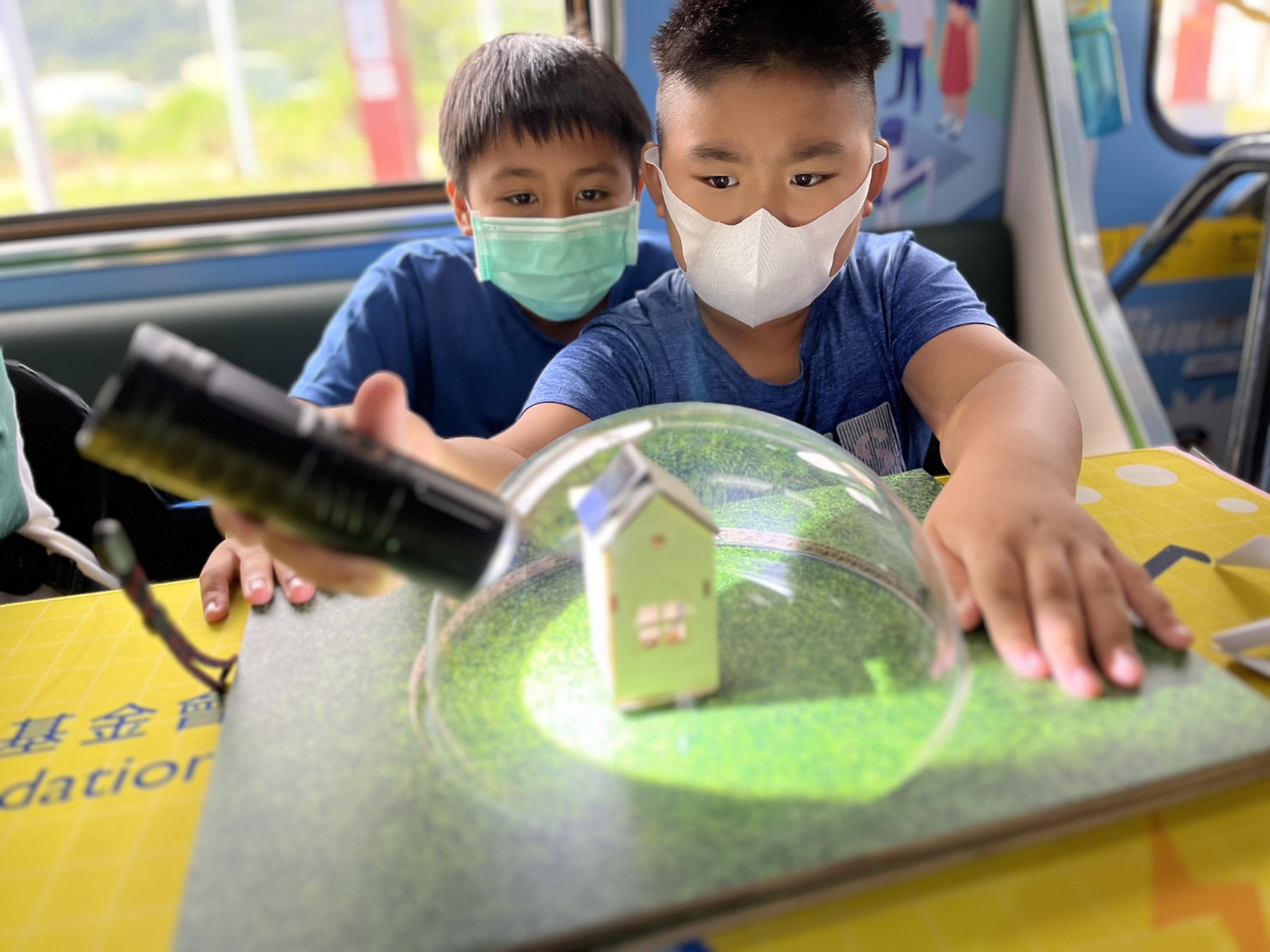 888集团參與基礎科學主題車廂，以STEAM教學精神，設計「逐日科學家」、「太陽能工程師」以及「淨零建築師」三大能源科普課程和實驗